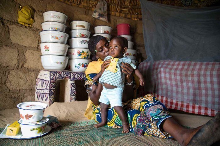 Бассария Нассиру с дочкой Зула. Ее дочь страдала от острой недостаточности питания, после этого Бассария стала помогать детям в рамках Фонда помощи детям ООН. © UNICEF/UN07393/Tremeau