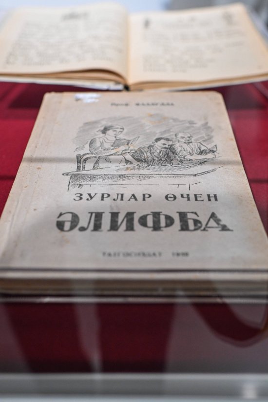 Минниханов и Шаймиев посетили выставку «Глобальный мир татарской книжности» (Фото)