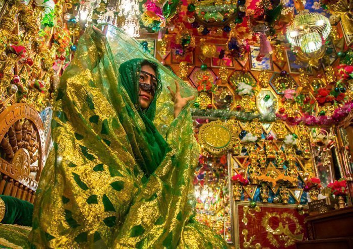Иранская свадьба: жертвоприношения, нарядные верблюды и женщины в масках 