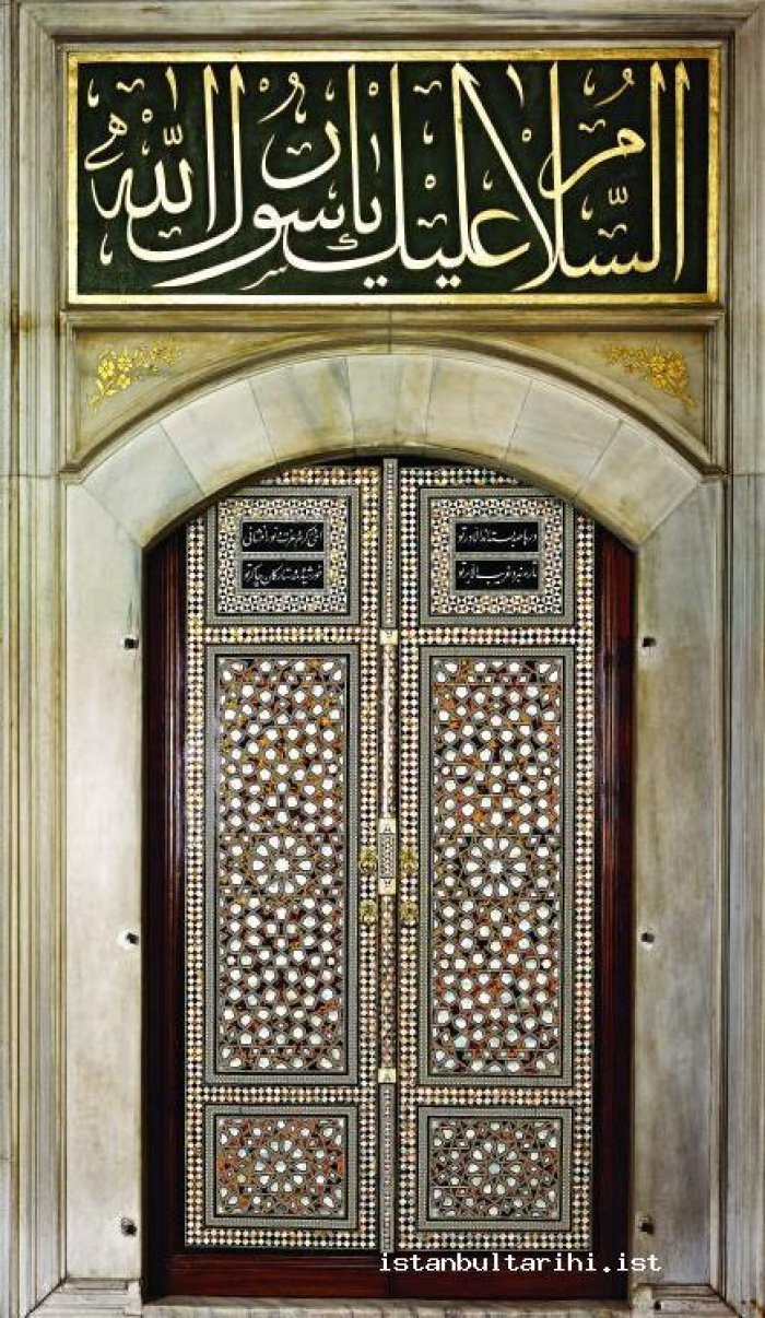 Двери камеры, где хранятся священные реликвии.