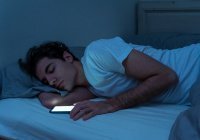 Почему опасно спать рядом со смартфоном?