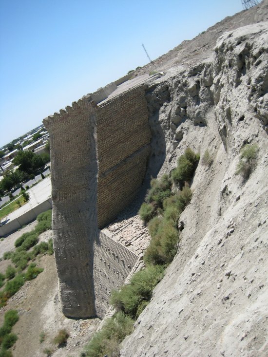 Арк Бухары. Разрушенная часть стены (из личного архива автора)