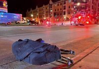В США не менее пяти человек погибли при наезде машины на парад