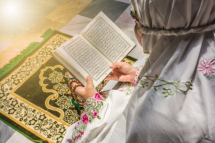 Можно ли брать Коран в руки без омовения?