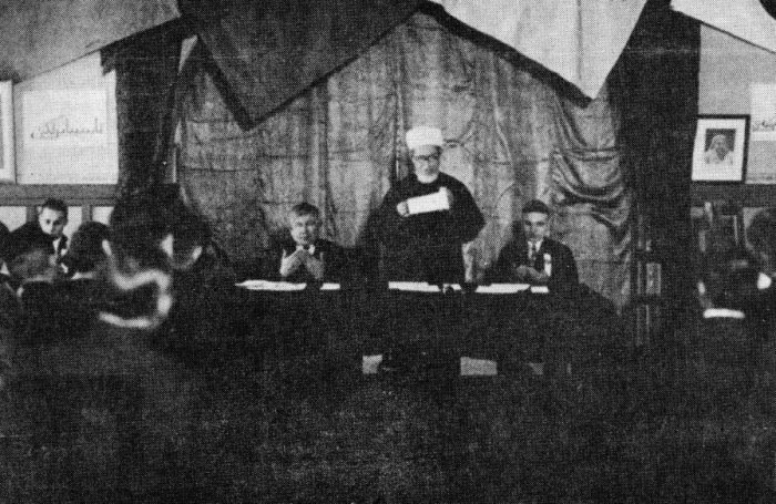 На открытии I Дальневосточного съезда тюрко-татар. Мукден, 4 февраля 1935 года. Имам М. Шамгуни делает дуа