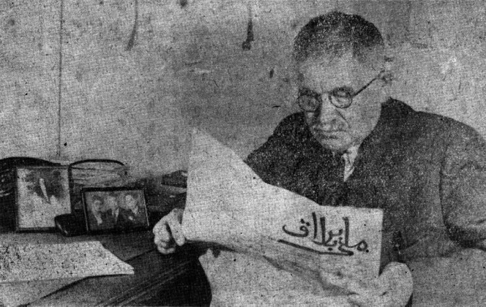 Гаяз Исхаки во время чтения газеты ``Милли Байрак``
