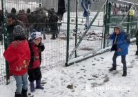 Беженцы на польско-белорусской границе впервые увидели снег (Видео)