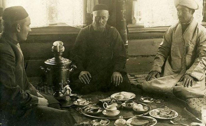 Чаепитие в доме муллы. Уфа, 1911. Источник ethnomuseum.ru