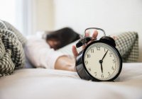 Врач: просыпаться по будильнику опасно для здоровья