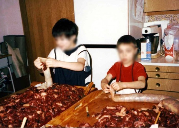 Татарские дети за изготовлением казы. Хельсинки. Фото Фазилы Насретдин. 1986 год