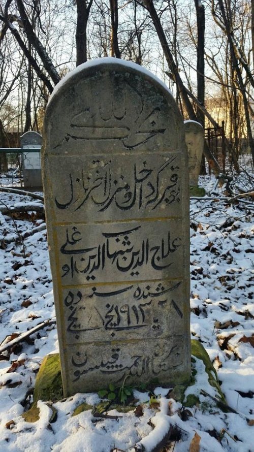 Надмогильный камень из кладбища махалли Барудия. Фото автора статьи
