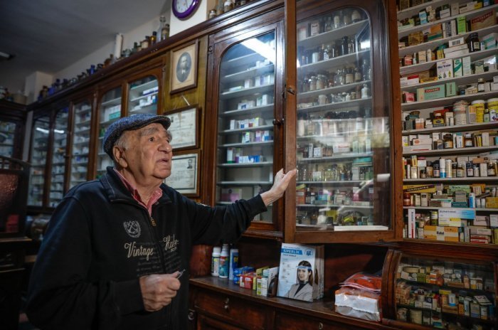Мелих Зия Сезер показывает полки со современными и старинными лекарствами. Источник dailysabah.com