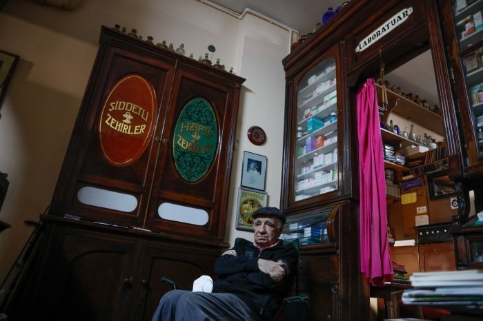 Мелих Зия Сезер сидит перед шкафом с ядами. Источник dailysabah.com