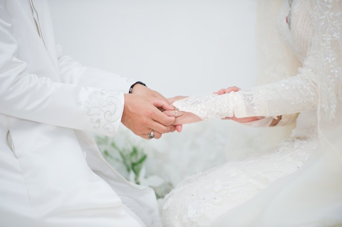 «Не мешайте им выходить замуж за своих мужей»: разбираем суру Бакара