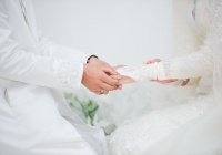 «Не мешайте им выходить замуж за своих мужей»: разбираем суру Бакара