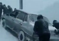 В Дагестане женщины вытащили машину из озера (Видео)