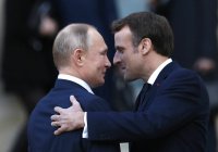 Путин поздравил Макрона с переизбранием