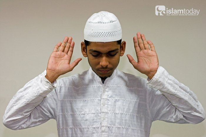 1000 и один хадис: «Пусть никто из вас не молится в одной одежде с непокрытыми плечами»
