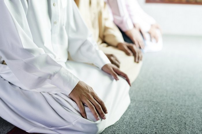 1000 и один хадис: «Пусть никто из вас не молится в одной одежде с непокрытыми плечами»