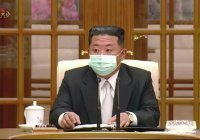 Ким Чен Ын впервые появился на публике в медицинской маске