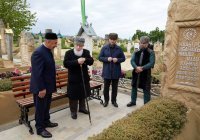Минниханов возложил цветы к могиле Ахмата Кадырова