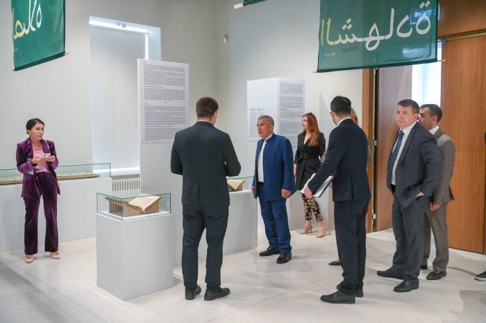 Рустам Минниханов осмотрел выставку к 1100-летию принятия ислама