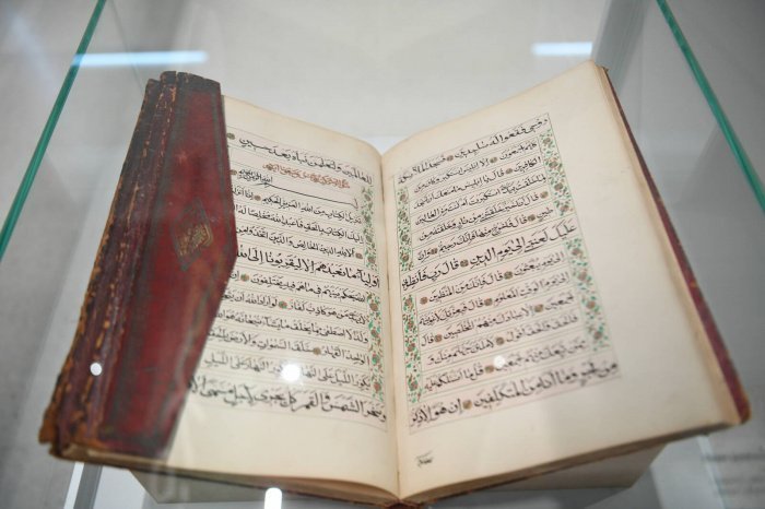 Рустам Минниханов осмотрел выставку к 1100-летию принятия ислама