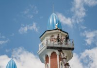 На строящейся казанской мечети «Рауза» установили полумесяцы