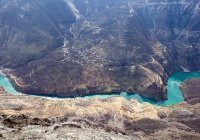  В Дагестане автомобиль с туристами упал в каньон