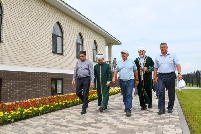 Минниханов посетил новую мечеть в Новошешминском районе