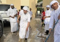 В ОАЭ шейхи взялись за швабры, чтобы ликвидировать последствия наводнения