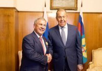 Лавров вручил Минниханову нагрудный знак «За вклад в международное сотрудничество»