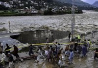 Число жертв наводнений в Пакистане превысило тысячу
