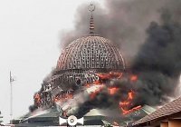 В Индонезии обрушилась крыша мечети (ВИДЕО)