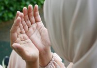 «Кого Аллах наделил праведной женой, тому Он помог в половине религии…»