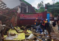 В Индонезии не менее 56 человек погибли при землетрясении
