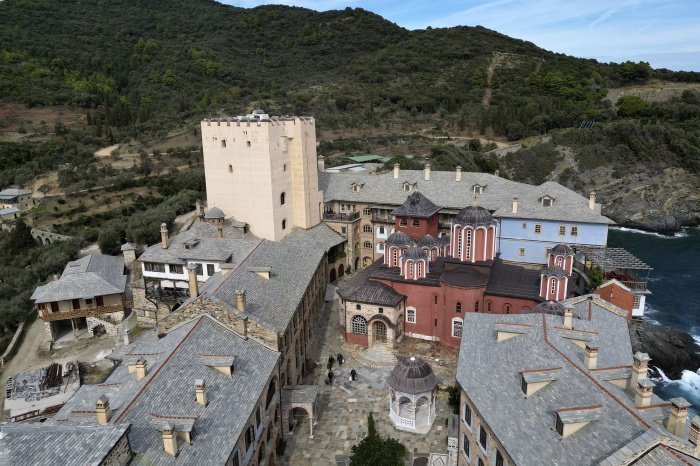 Вид на башню монастыря Пантократор, где находится библиотека, Афон. Источник фото dailysabah.com.