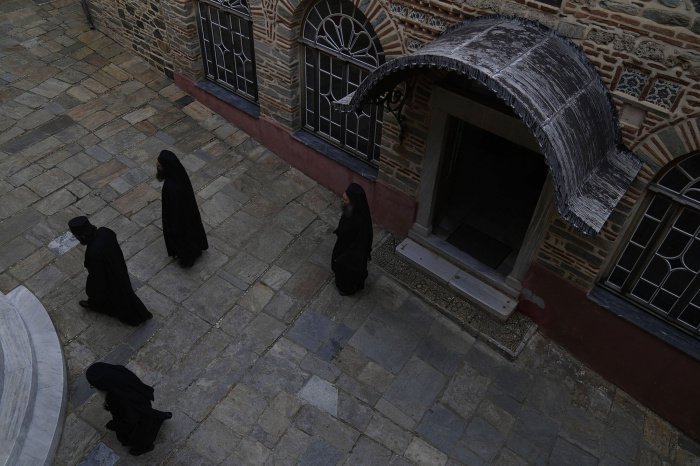 Монахи монастыря Пантократор идут с послеобеденной молитвы. Афон, Северная Греция.