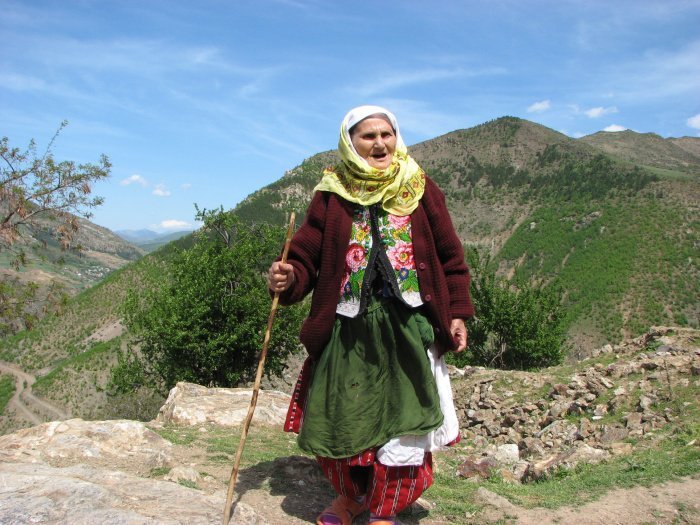 Пожилая горанка в традиционном костюме. Источник фото wikipedia.org