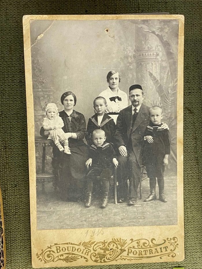 Преподаватель медресе «Мухаммадия» Файзи Х. с семьей. 1910 год.