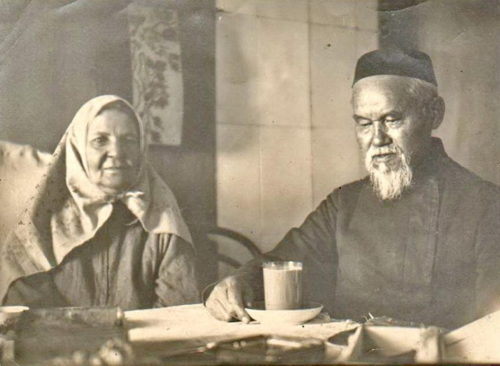 Фотография. Ризаэтдин Фахретдин с женой Нуржамал во время утреннего чаепития. Уфа. Источник госкаталог.рф