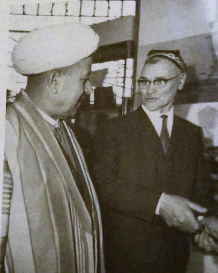 Хабибуррахман Шакир (справа) во время посещения Советского Союза в 1966 году. В Ташкенте вместе со своим старым другом муфтием Зияэтдином Бабаханом. Фото из книги Муаззез Байбулат