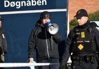 Датский радикальный политик сжег Коран у мечети в Копенгагене