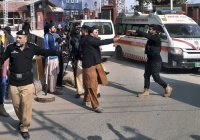 Число жертв теракта в пакистанской мечети выросло до 32