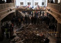 Число жертв взрыва в мечети в Пакистане увеличилось до 90