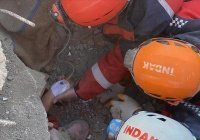 В Турции спустя почти 10 суток после землетрясения спасли женщину из-под завалов