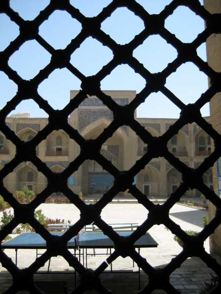 Вид на внутренний двор медресе Мир Араб. Фото из личного архива автора