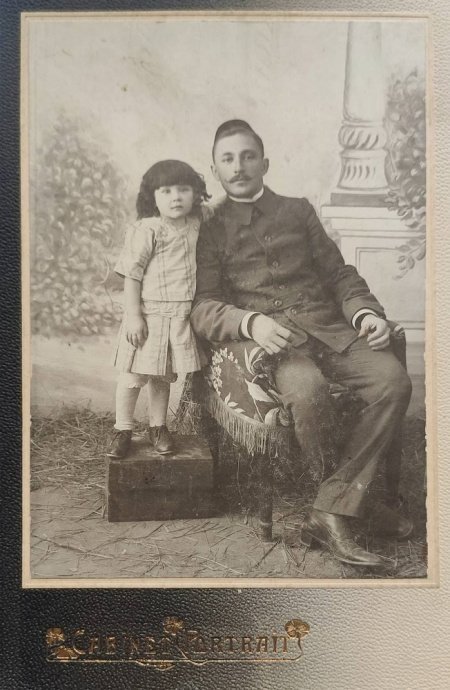 Гусман и Бадигджамал Девлеткильдеевы. Зайсан, 1914 год. Из личного архива автора