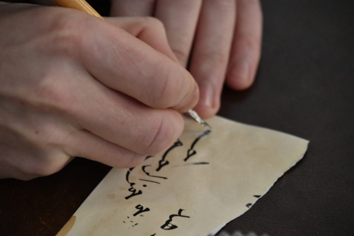 Возрождение древнего искусства каллиграфии: в Казани начали писать Коран 