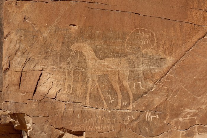 Человек, ведущий лошадь. Петроглиф, скала Аль-Наслаа. Фото: saudi-archaeology.com